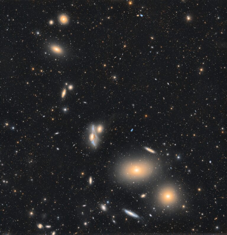 Markarian’s Chain arc in the Virgo Cluster with M84, M86, NGC 4438, NGC 4435, and a faint tidal bridge amid star fields.