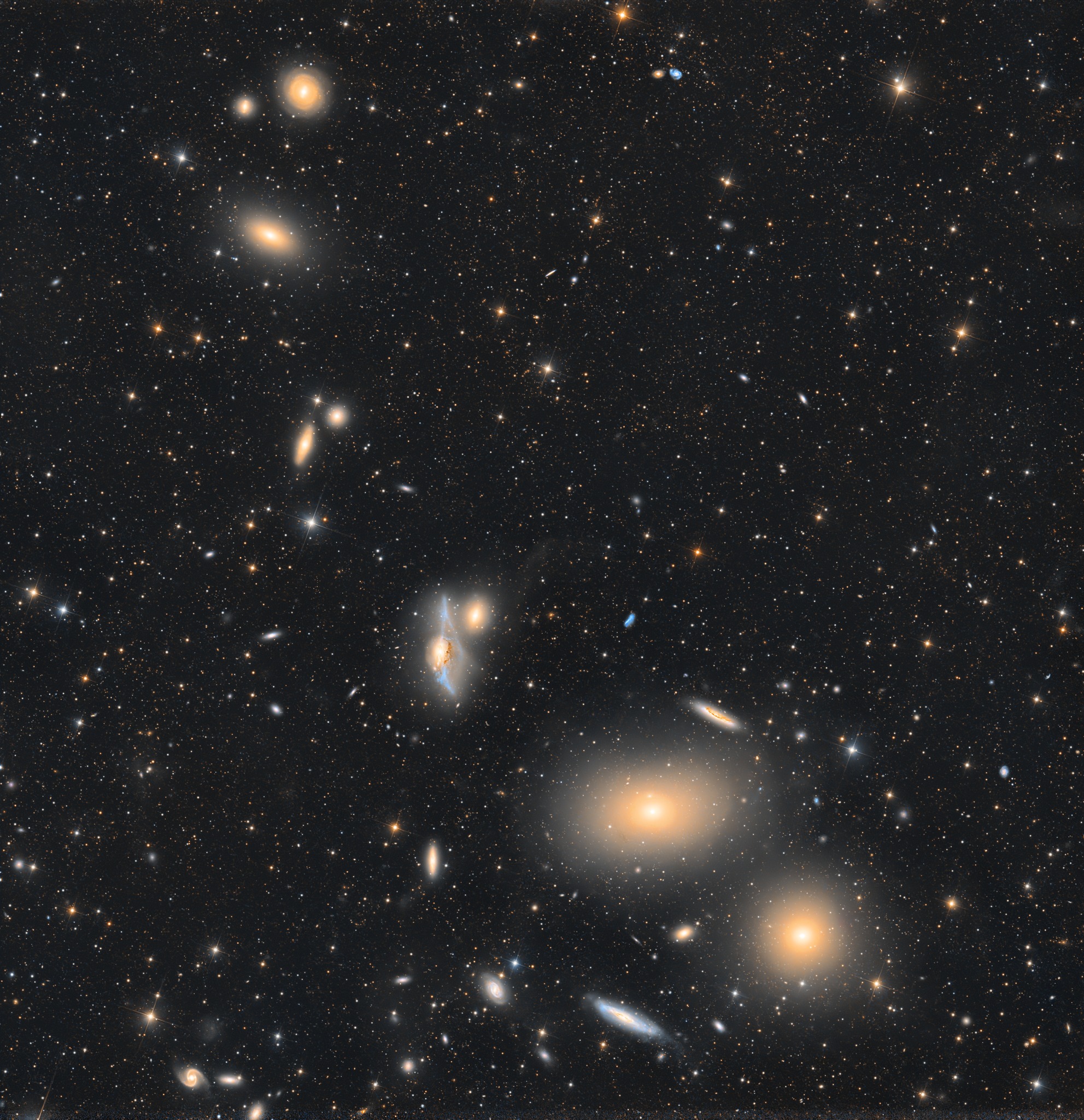 Markarian’s Chain arc in the Virgo Cluster with M84, M86, NGC 4438, NGC 4435, and a faint tidal bridge amid star fields.